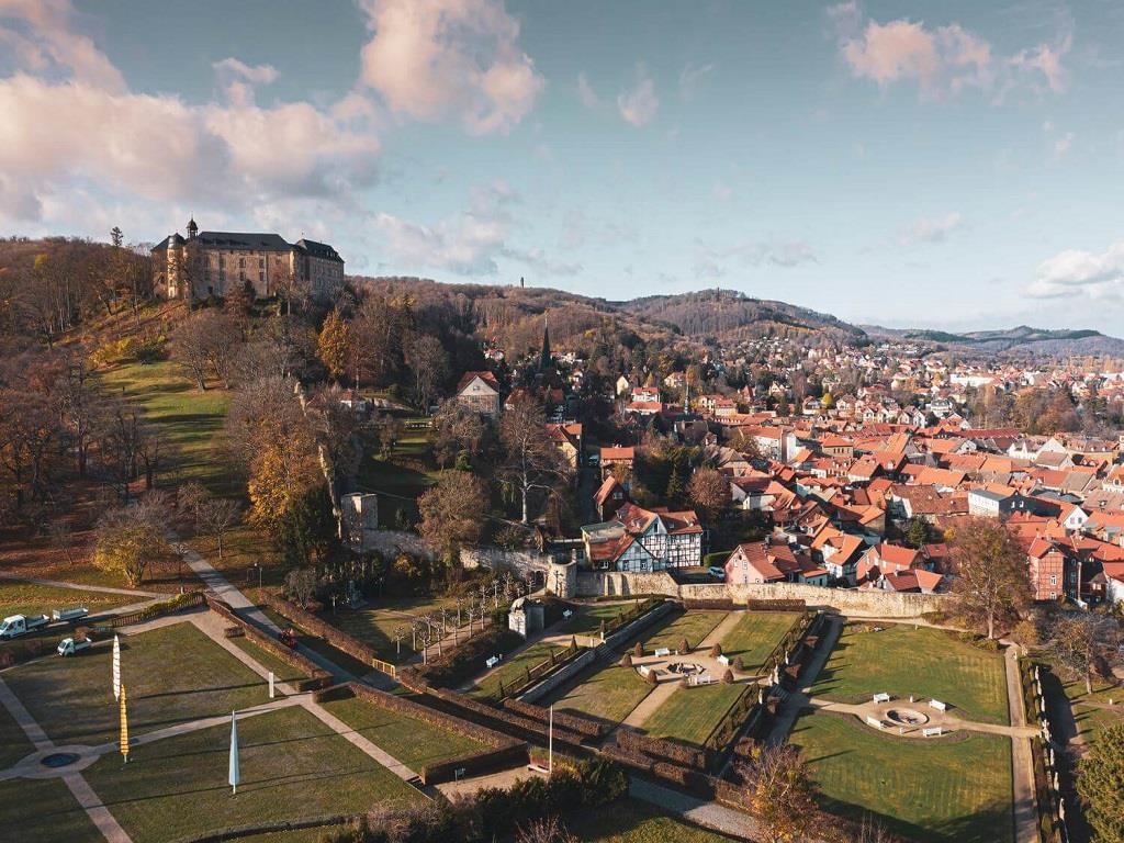 Schlosshotel Blankenburg Blick-auf-Schloss-und-Gaerten
