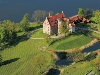 Schloss Ulrichshusen, inmitten eines weiläufigen Parks direkt am See gelegen