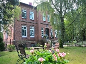 Gutshaus Zietlitz gemütliche Sitzecke vor dem Haus